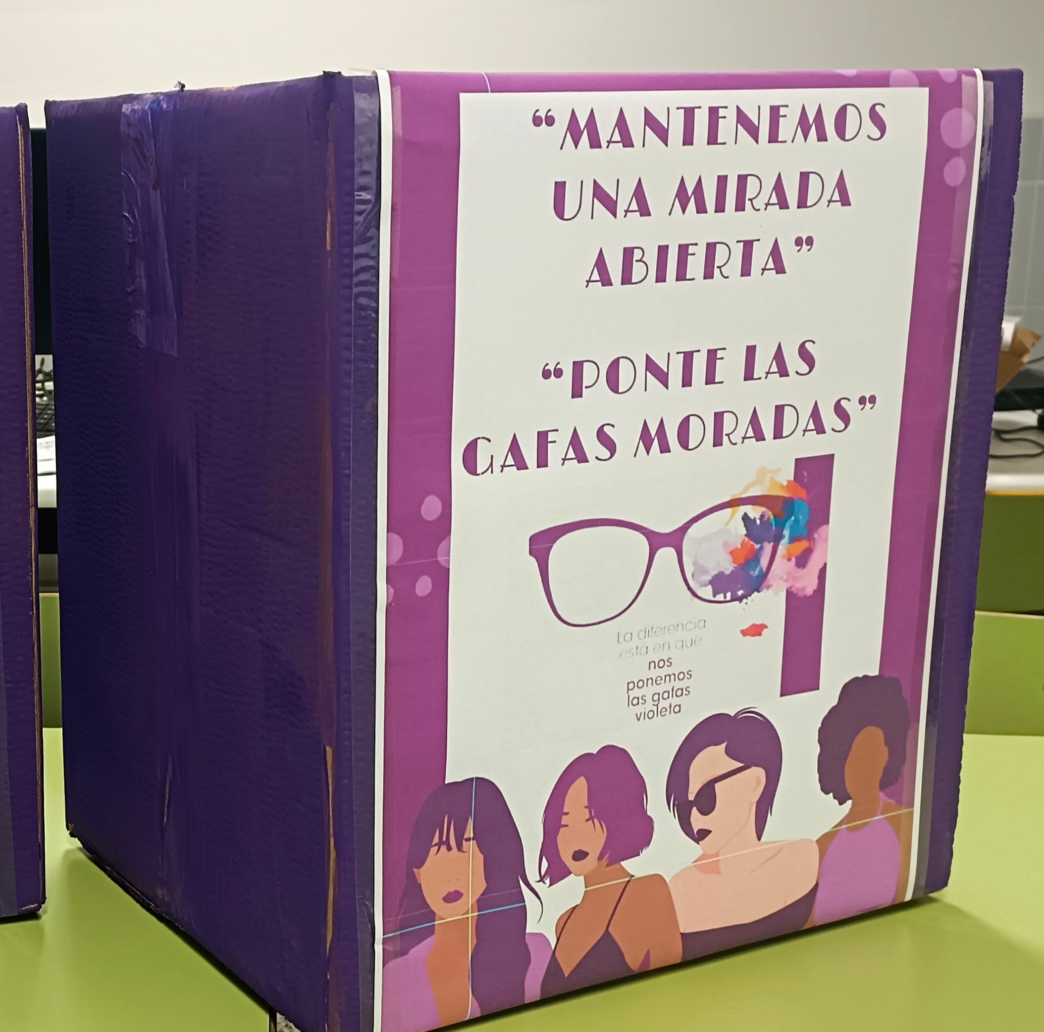 Una mirada abierta con las gafas moradas.